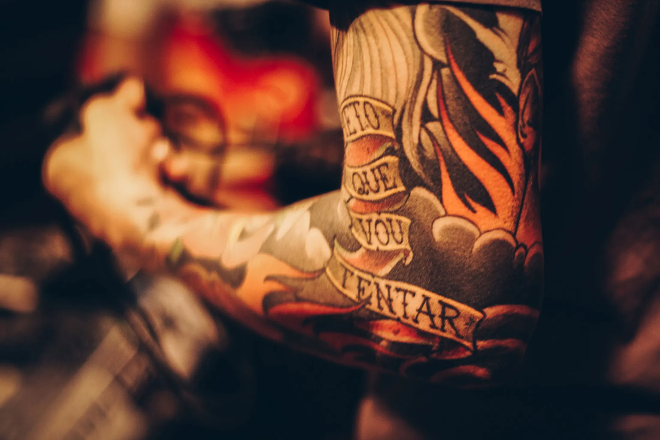 Letras y banderines, Antebrazo · tradicional. Tatuaje de muestra.