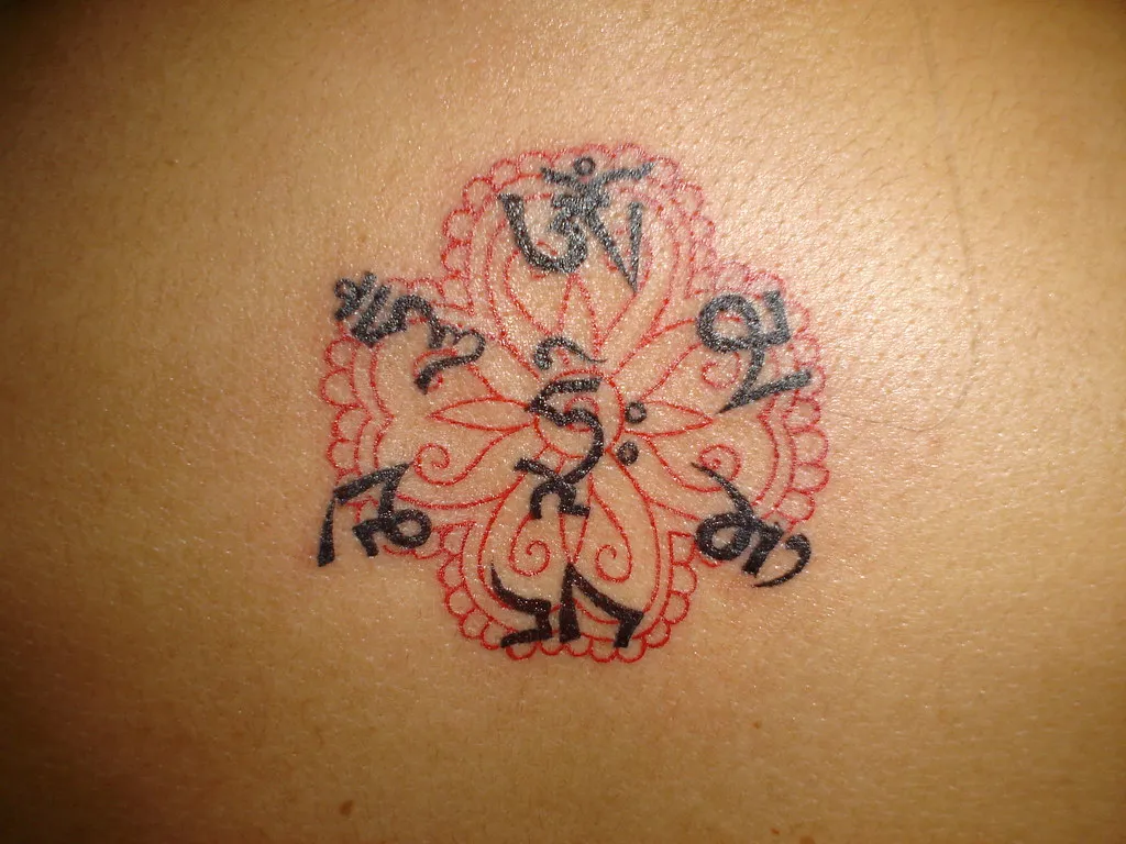 Mandala rojo, Hombro · puntillismo. Tatuaje de muestra.